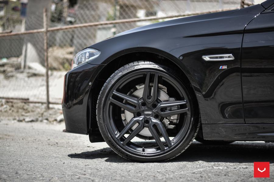 Детали экстерьера BMW 528i Sedan on Vossen Wheels (HF-1) 2019 года  (фото 15 из 20)